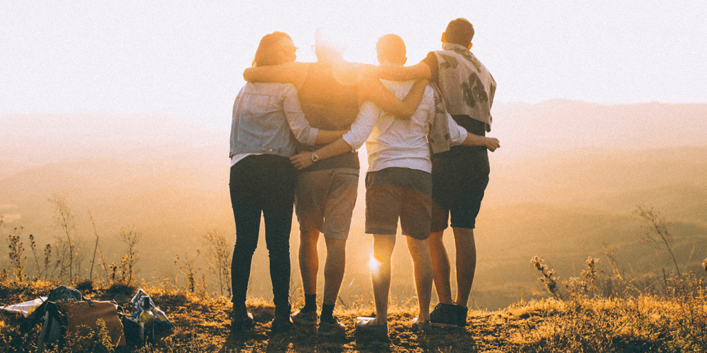 Eine Gruppe Menschen feiert die erfolgreiche Besteigung eines Berges