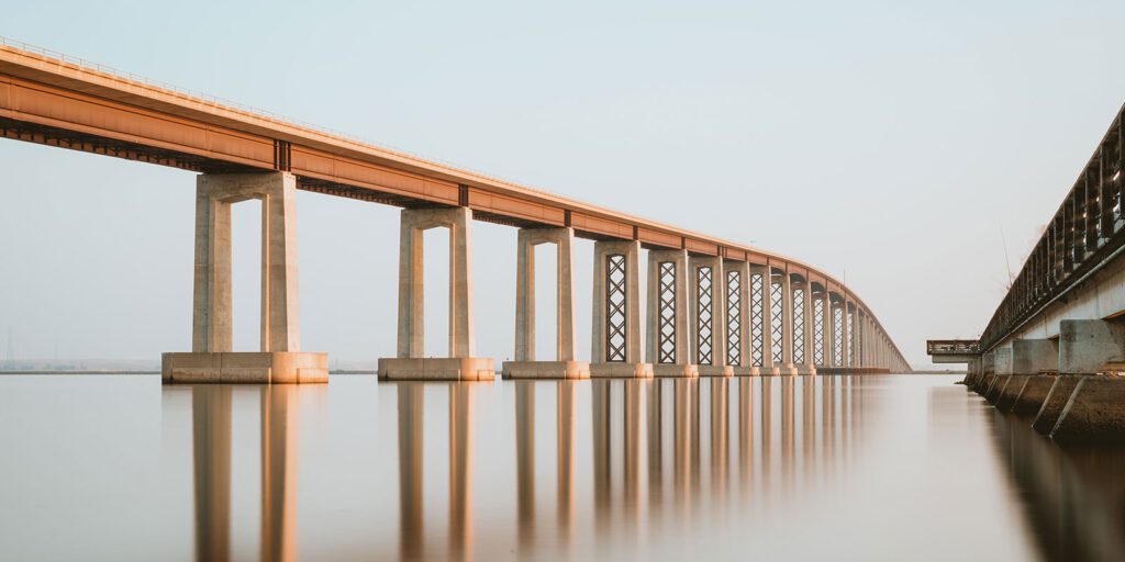 Zwei-große-Brücken-mit-Reflexion-im-Wasser