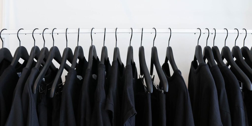 Schwarze Kleidung auf einem Kleiderständer