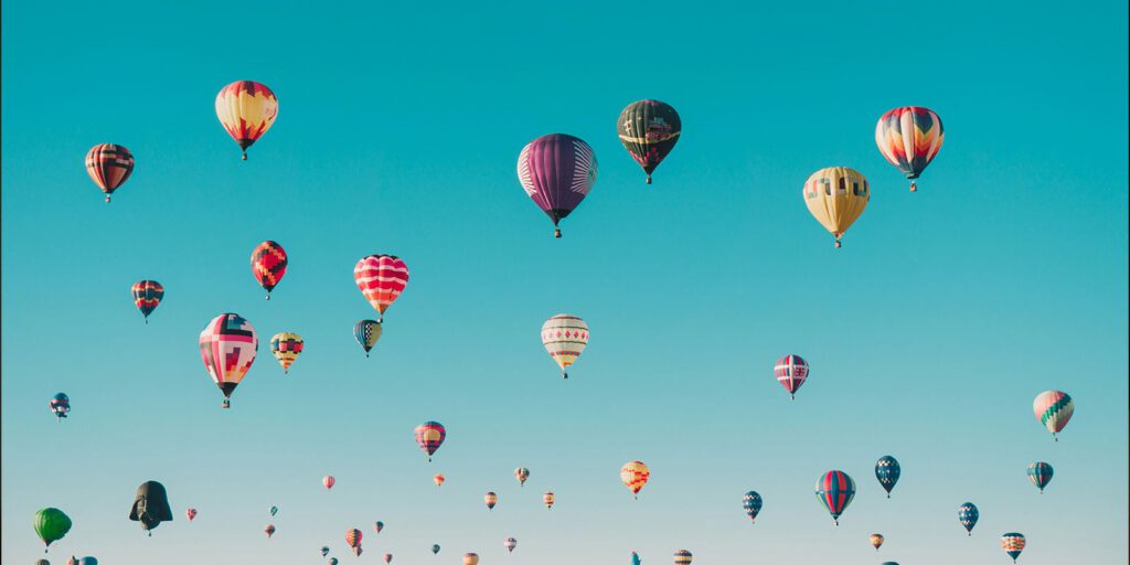 Ballons die in den Himmel ausfsteigen