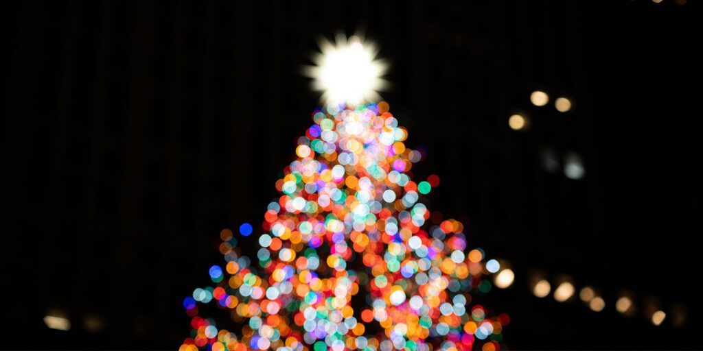 unscharfes Foto eines Weihnachtsbaums