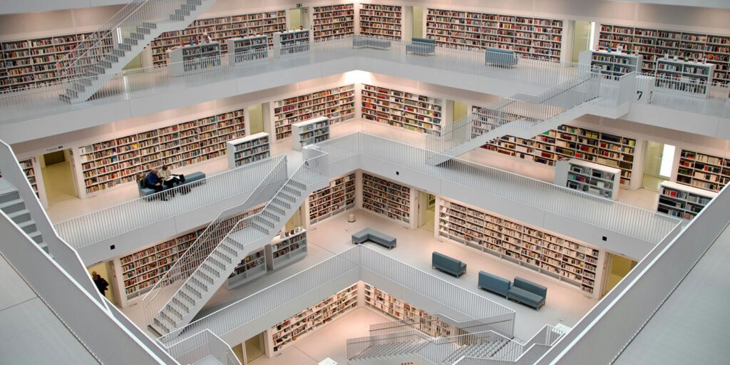 Moderne Bibliothek mit vielen Büchern