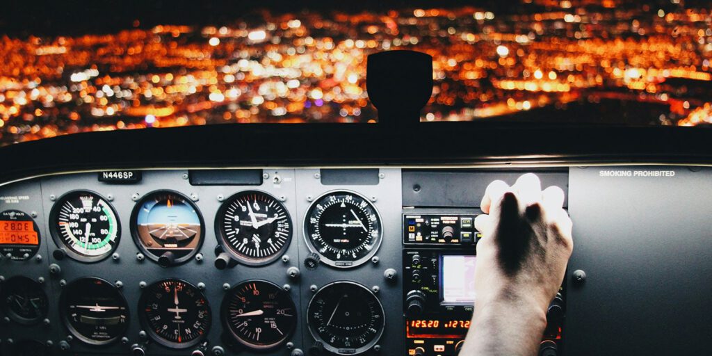 Pilot im Cockpit